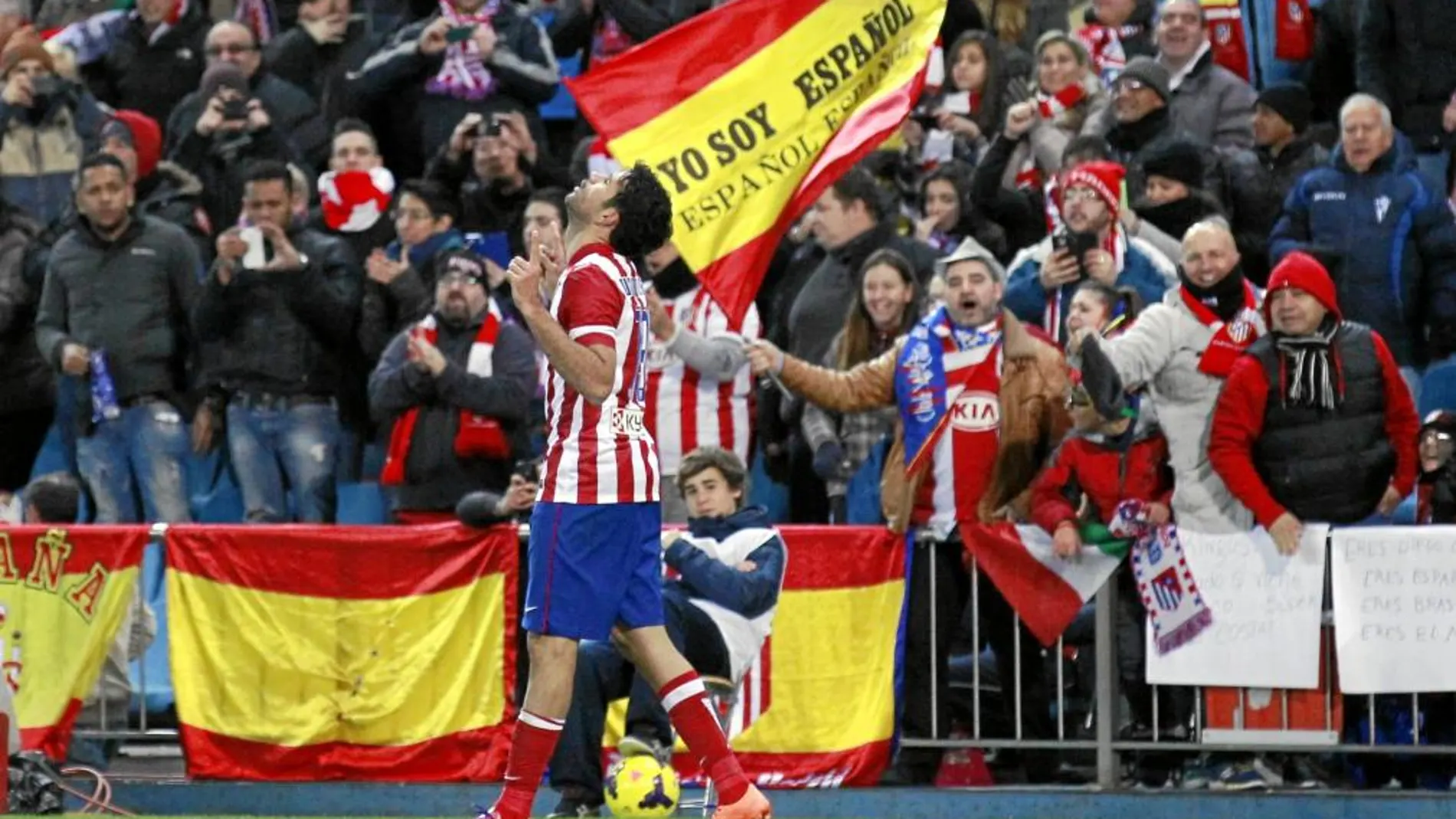 Diego Costa, que marcó de nuevo, celebra su gol con varias banderas españolas, el país al que puede representar en el Mundial, de fondo