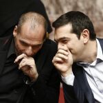 El primer ministro griego, Alexis Tsipras, y su ministro de Finanzas, Yanis Varufakis, en el Parlamento heleno