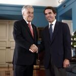 El presidente de Chile Sebastián Piñera (i) saluda al expresidente del Gobierno español José María Aznar