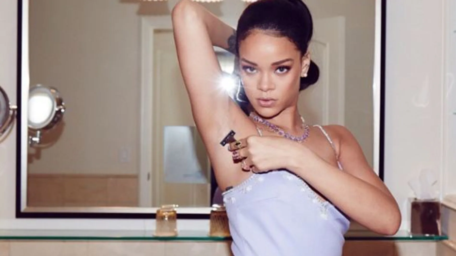 Rihanna, pura sensualidad hasta para depilarse