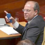 Monago insta al Gobierno a «no avanzar» en su tramitación mientras no haya consenso