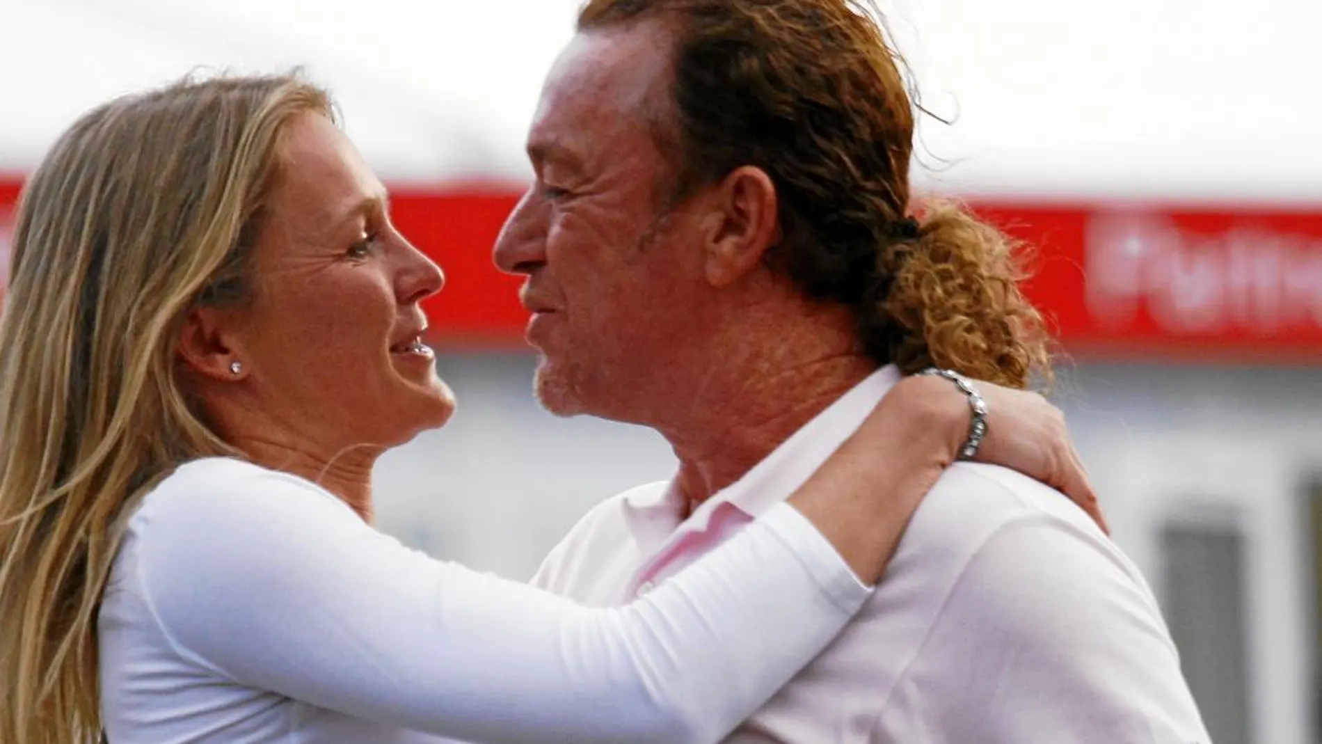 Miguel Ángel Jiménez celebra con su novia Susanne su vigésimo título del Circuito Europeo