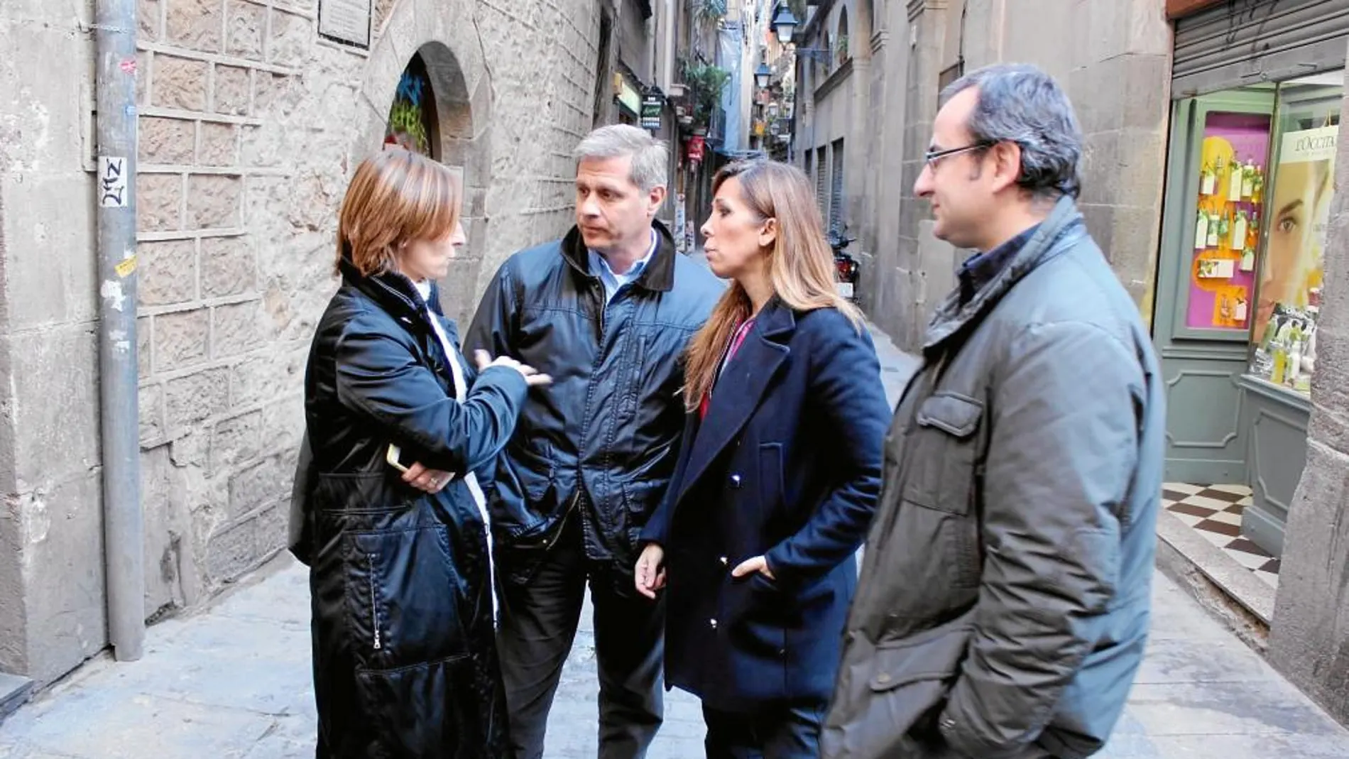 Alberto Fernández, Alicia Sánchez-Camacho y el concejal del PP en Ciutat Vella, Alberto Villagrasa, escuchan a la consellera de distrito del PP