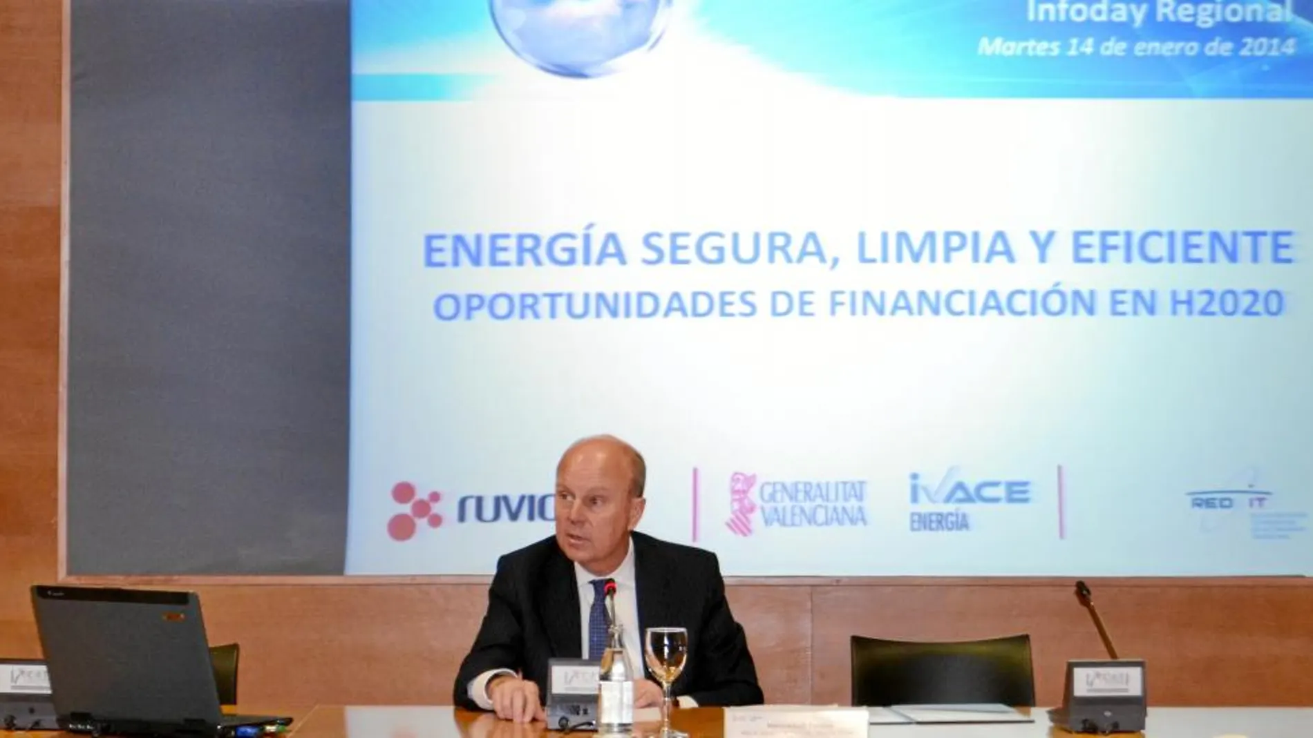 El conseller de Economía, Máximo Buch, ayer durante la clausura de la jornada sobre energía