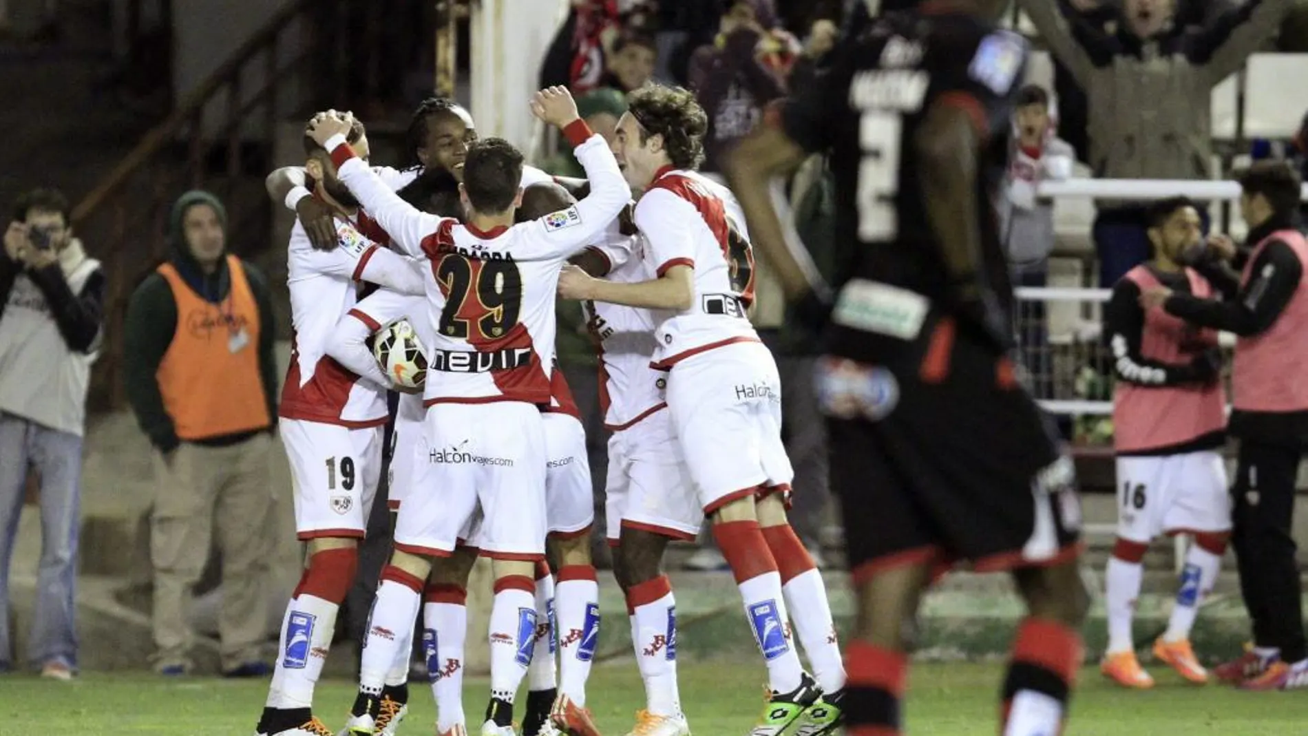 Los jugadores del Rayo Vallecano celebran tras marcar ante el Granada