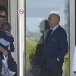 Carlos Moyá y sus hijos llegan a la clínica.
