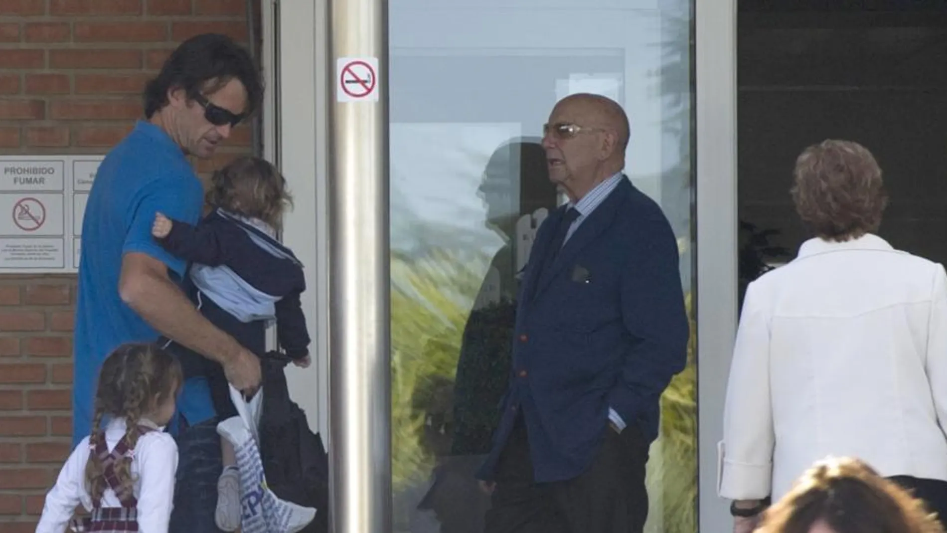 Carlos Moyá y sus hijos llegan a la clínica.