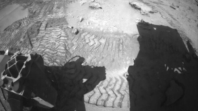Imagen captada por la Hazcam, situada en la parte trasera del rover