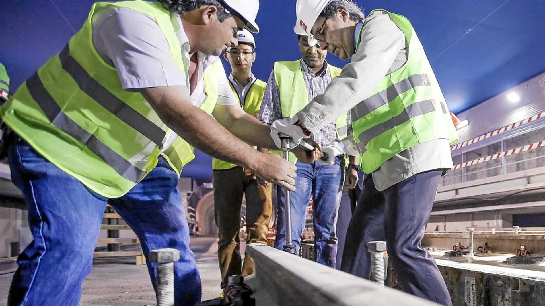 El presidente regional, ayer, durante su visita a las obras de la nueva estación de metro.