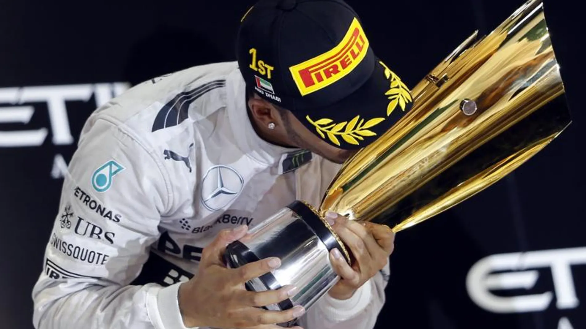 Lewis Hamilton besa el trofeo en el podio de Abu Dhabi