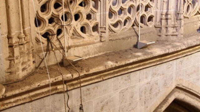 Instalación de fisurómetros en la catedral de Palencia