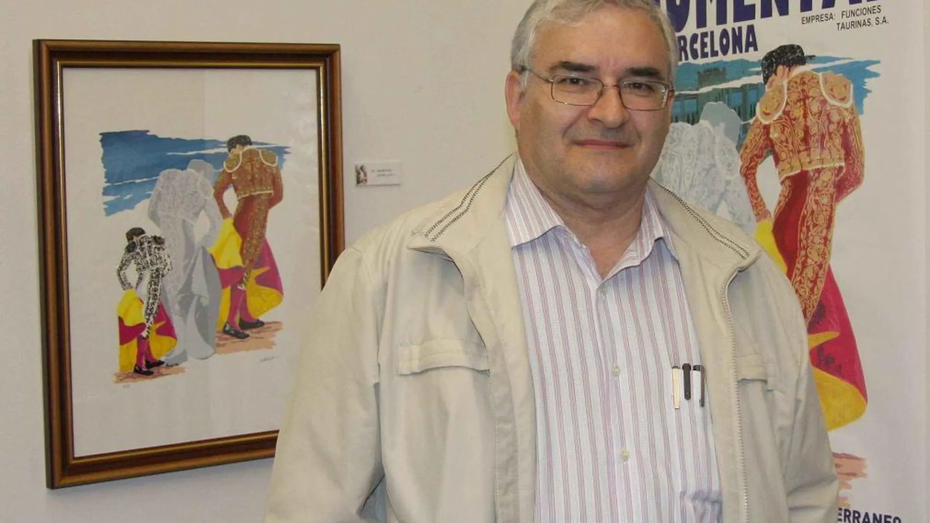 Pepe Moreda, posando delante de su obra maestra pictórica taurina.