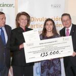 Eleonora Capi recibe la beca de manos de Javier Arroyo e Isabel Oriol, de la AEECC, en presencia de Sáez Aguado