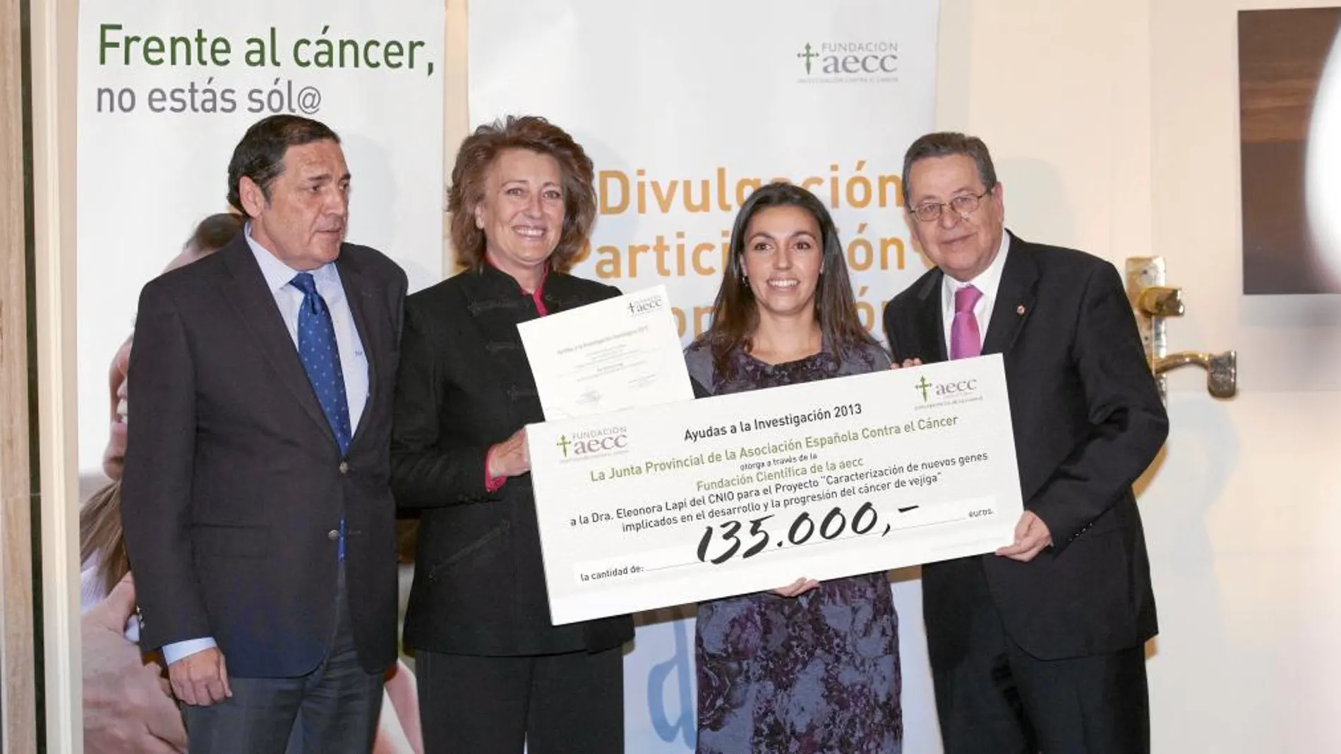Eleonora Capi recibe la beca de manos de Javier Arroyo e Isabel Oriol, de la AEECC, en presencia de Sáez Aguado