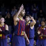 El escolta del FC Barcelona Juan Carlos Navarro saluda al público, tras conseguir su triple número 1.000
