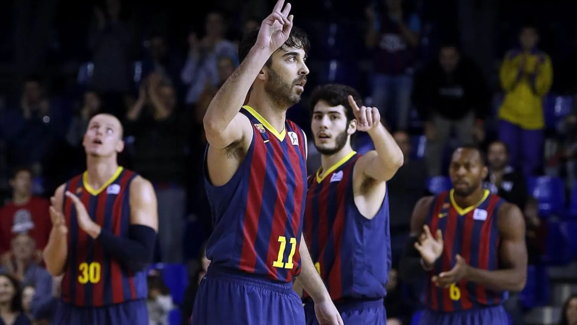 El escolta del FC Barcelona Juan Carlos Navarro saluda al público, tras conseguir su triple número 1.000