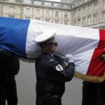 Policías portan el féretro de uno de sus compañeros asesinados en los ataques terroristas de la semana pasada durante su funeral en París (Francia)