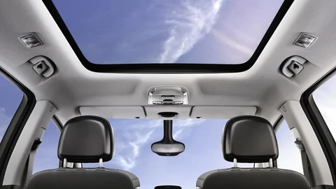 Cuenta con un gran techo panorámico.
