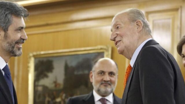 Los Reyes conversan con el nuevo presidente del Tribunal Supremo y del CGPJ, Carlos Lesmes , ante el presidente del Tribunal Constitucional, Francisco Pérez de los Cobos