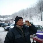 Un hombre bebe brandy en el monte serbio Rtanj, a 200km al sureste de Belgrado,hoy 20 de Diciembre de 2012. REUTERS/Marko Djurica