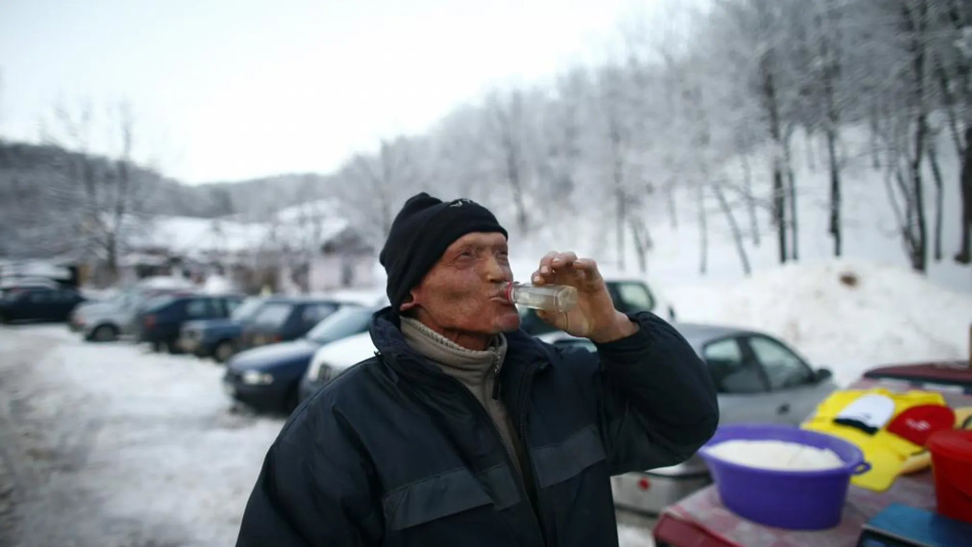 Un hombre bebe brandy en el monte serbio Rtanj, a 200km al sureste de Belgrado,hoy 20 de Diciembre de 2012. REUTERS/Marko Djurica