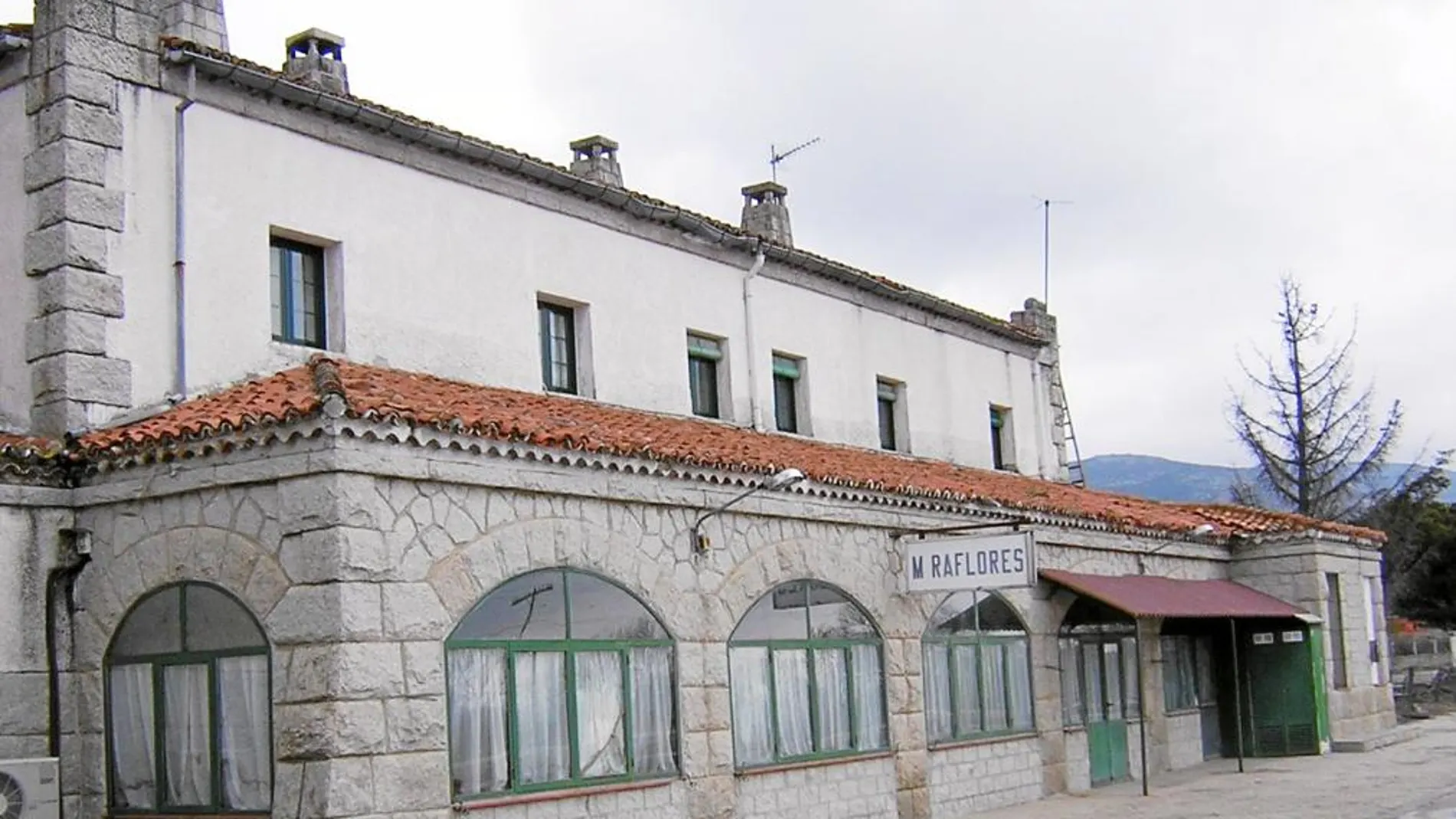 Miraflores de la Sierra. La antigua estación de Miraflores de la Sierra tiene una superficie de 450 metros cuadrados, vestíbulo, otras pequeñas dependencias y una vivienda en la planta baja