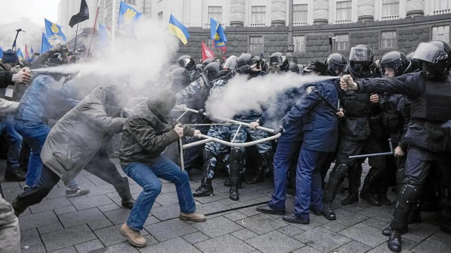 Choques entre manifestantes y policías, ayer, en el centro de Kiev