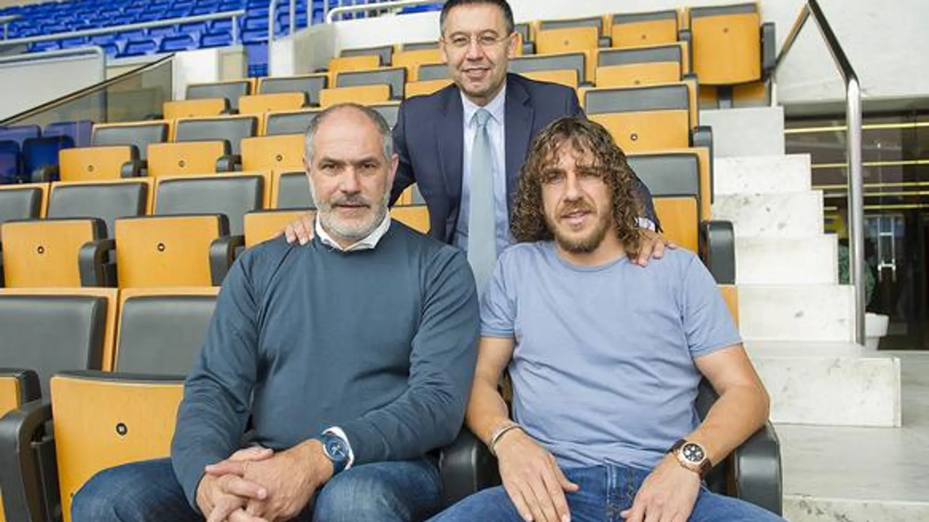 Foto del presidente azulgrana Bartomeru,l el director deportivo, Zubizarreta, y el ahora adjunto a la direccción deportiva, Puyol