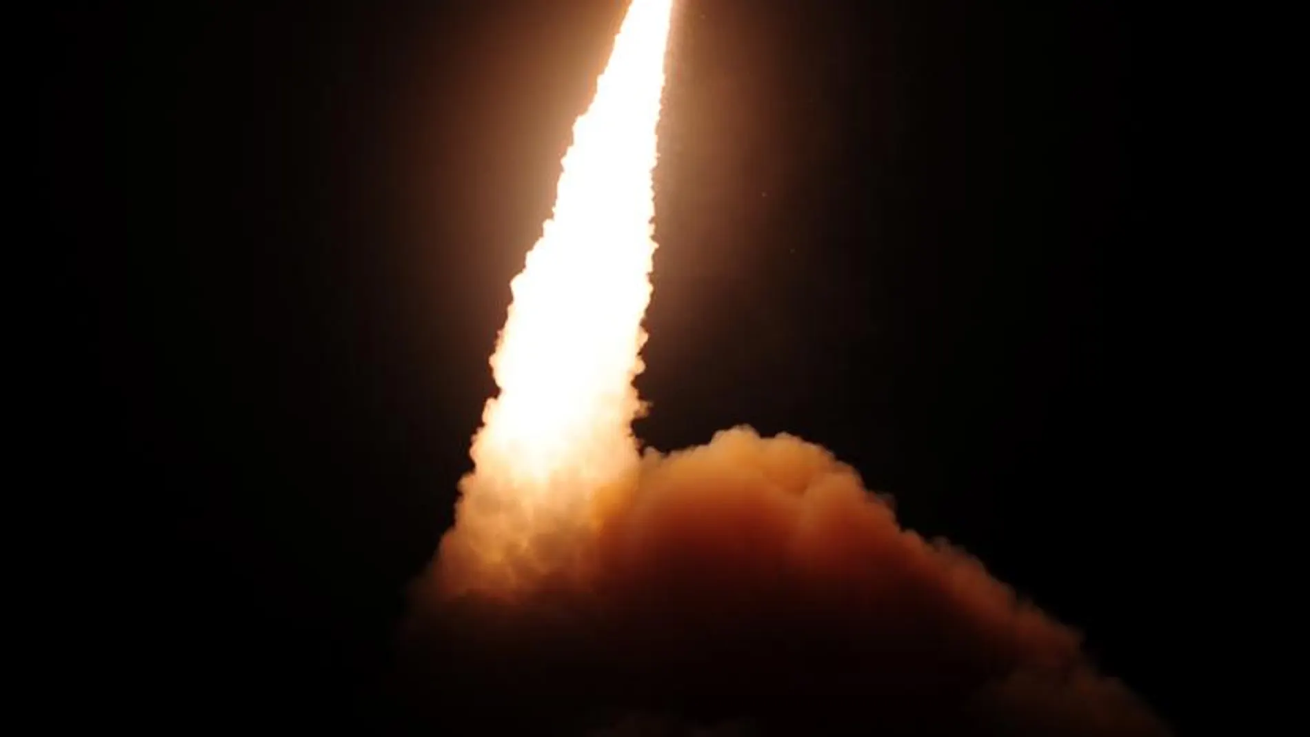 Un misil Minuteman III desarmado es lanzado desde la base de la Fuerza Aérea de Estados Unidos de Vandenberg, en California.