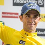 La montaña le viene bien a Alberto Contador y ya es líder.