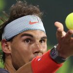 Nadal realiza un saque durante el partido de semifinales del torneo de Doha que disputó contra el alemán Peter Gojowczyk