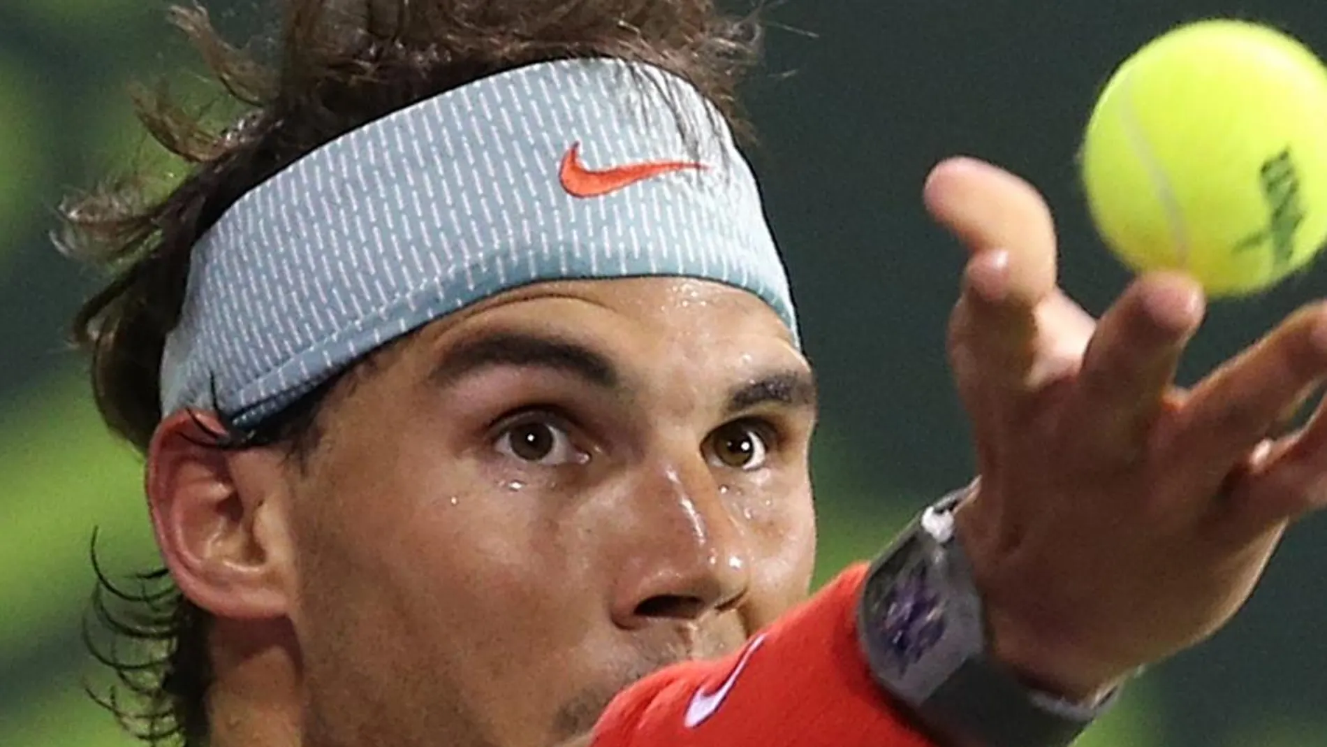 Nadal realiza un saque durante el partido de semifinales del torneo de Doha que disputó contra el alemán Peter Gojowczyk