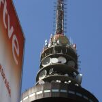 Imagen de la emblemática torre del centro de comunicaciones de RTVE, enseña de la pública
