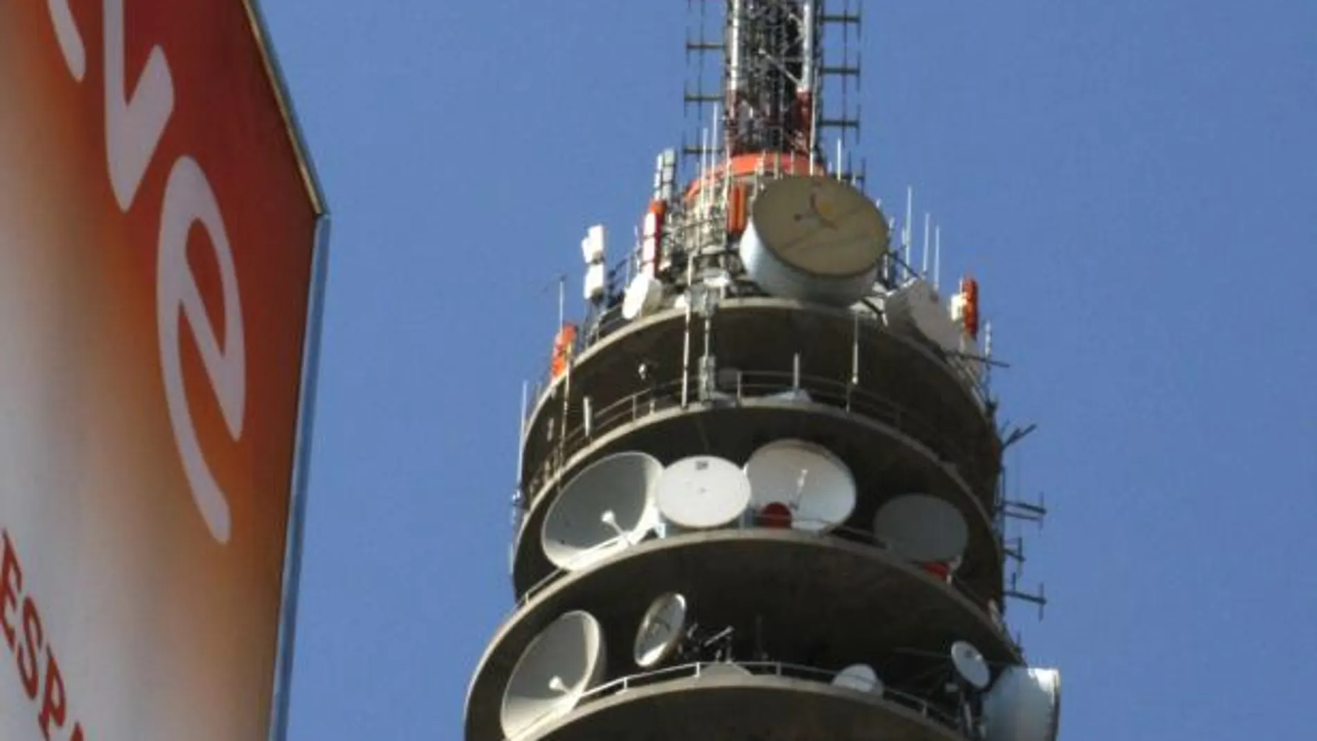 Imagen de la emblemática torre del centro de comunicaciones de RTVE, enseña de la pública