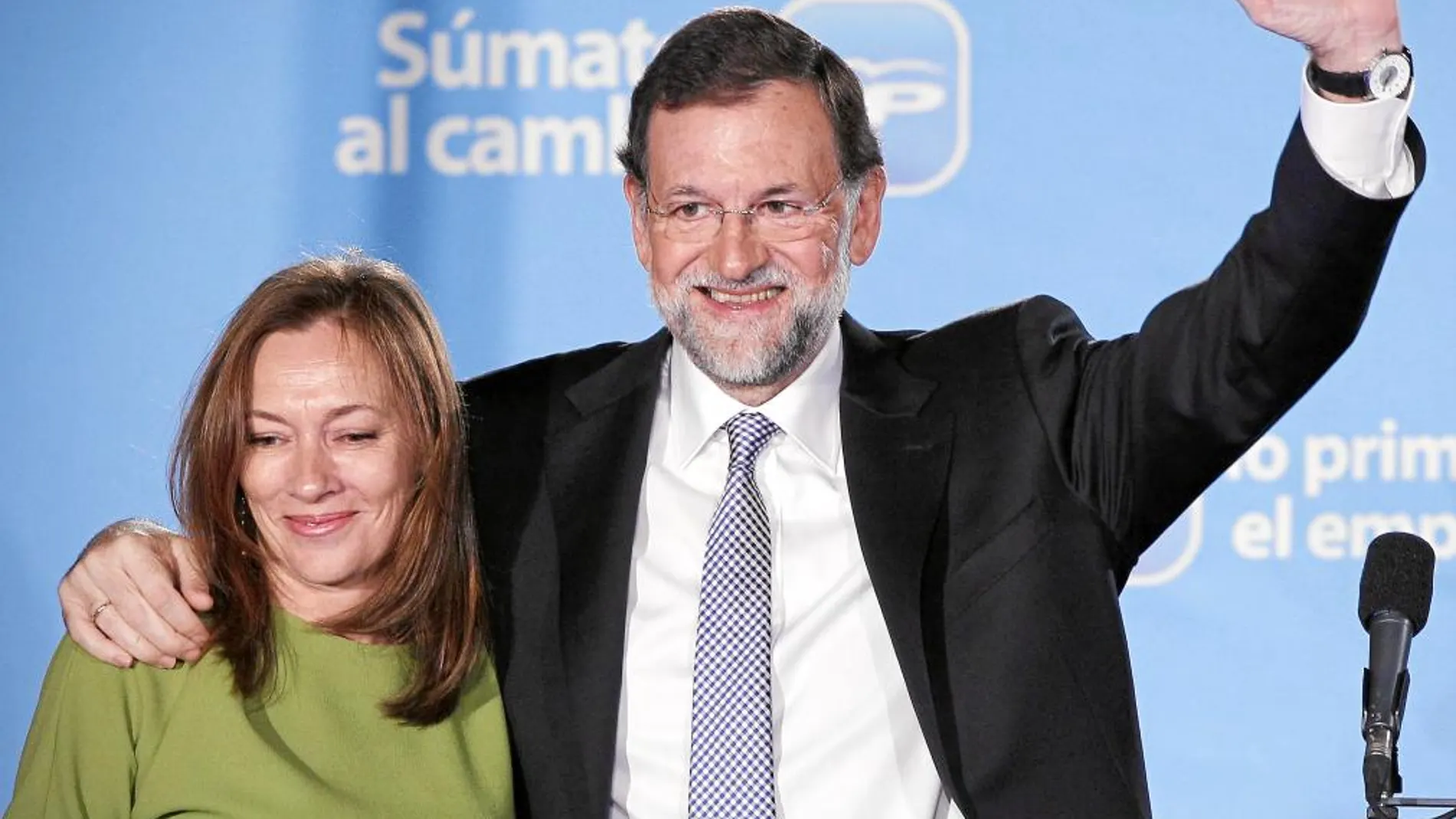 20 DE NOVIEMBRE DE 2011. Rajoy y su mujer, tras ganar las elecciones