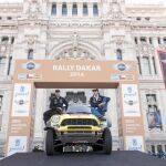 Hasta la plaza de Cibeles de Madrid llegaron Stephane Peterhansel y Nani Roma para presentar los Mini All4 Racing con los que disputarán el Rally Dakar 2014