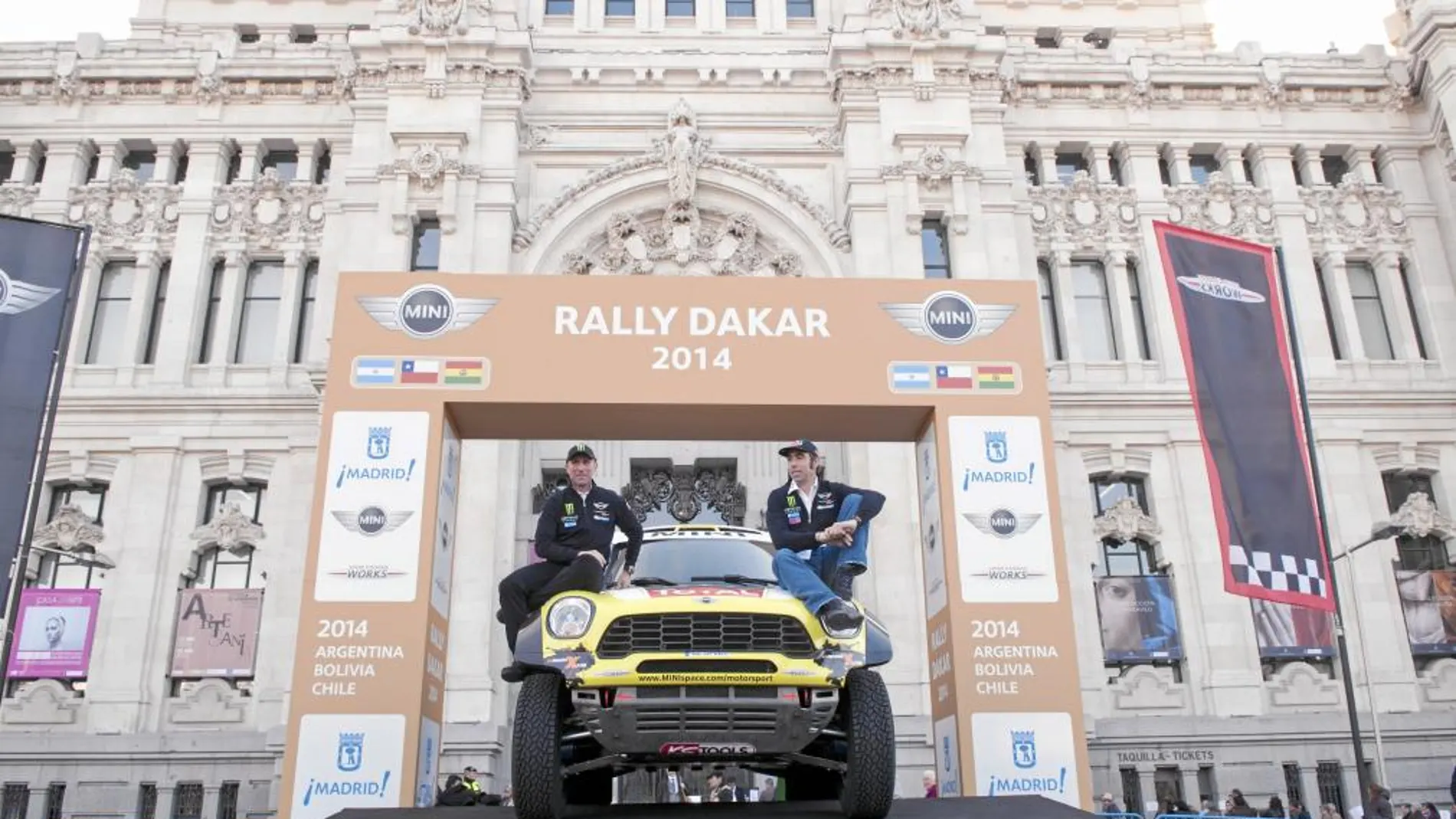 Hasta la plaza de Cibeles de Madrid llegaron Stephane Peterhansel y Nani Roma para presentar los Mini All4 Racing con los que disputarán el Rally Dakar 2014