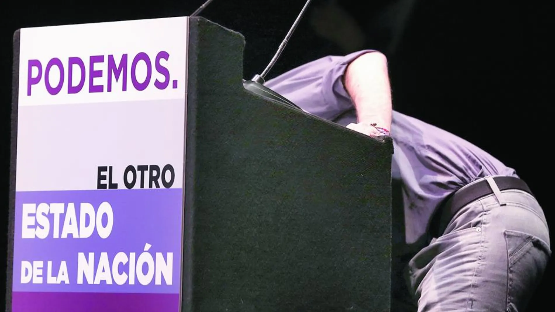 Pablo Iglesias, secretario general de Podemos, durante su mitin ayer en el Teatro Fernando de Rojas del Círculos de Bellas Artes de Madrid