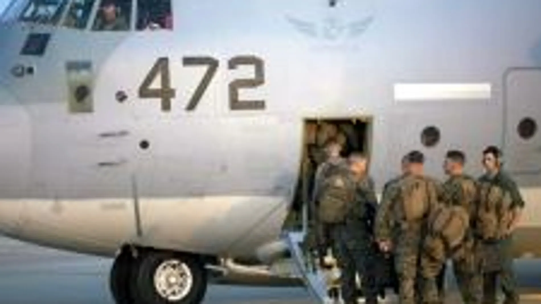 Soldados estadounidenses abordan un avión KC-130J Super Hercules al ser designados para apoyar a la Unidad Operacional de Asistencia en el África Occidental, en la Base Aérea de Morón (España).