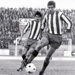 Luis Aragonés controla un balón con su peculiar estilo cuando era jugador del Atlético. Detrás, Jayo