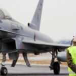 Uno de los Eurofighter españoles regresa a la base de Amari tras un entrenamiento
