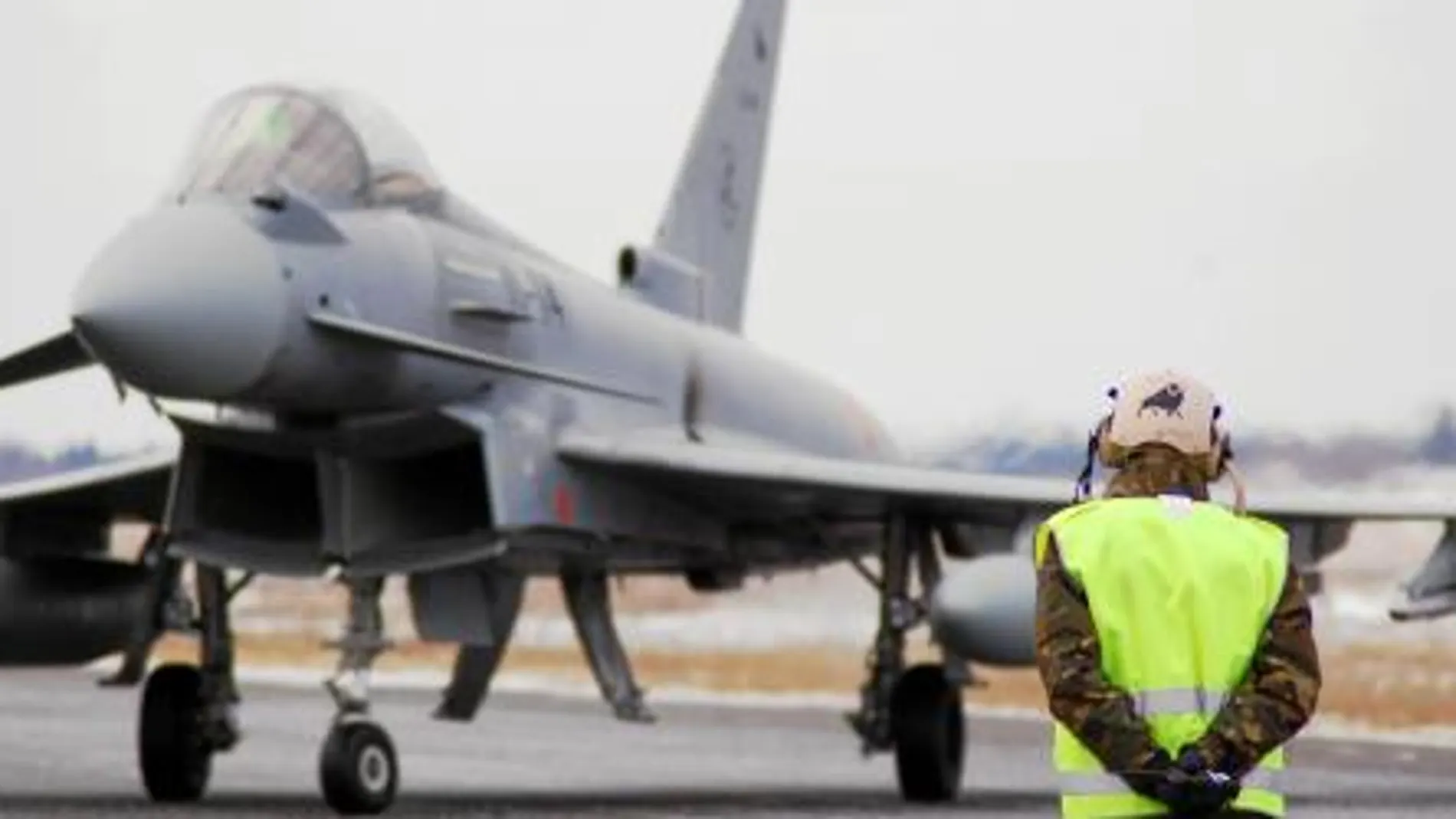 Uno de los Eurofighter españoles regresa a la base de Amari tras un entrenamiento