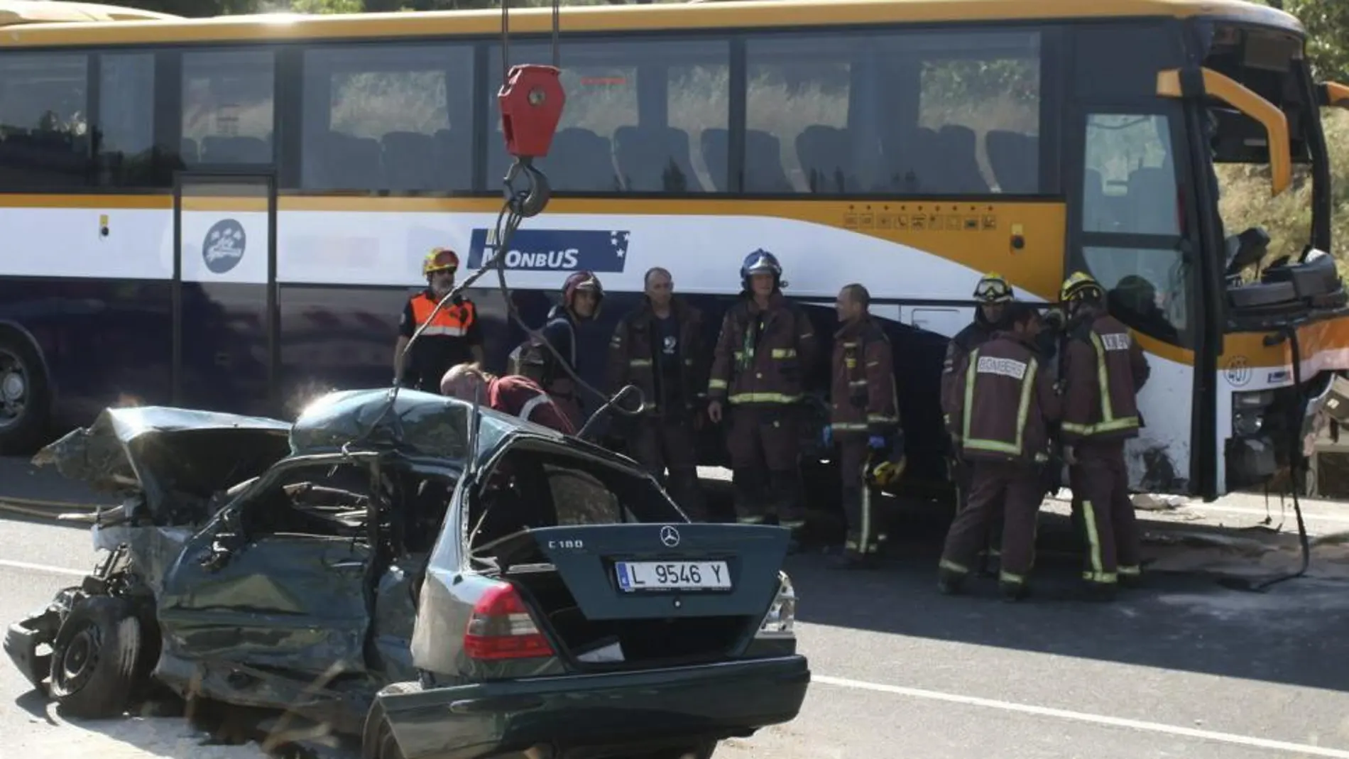 Los dos ocupantes de un turismo fallecieron el sábado en un accidente de tráfico en Alcover (Tarragona) al chocar su vehículo con un autocar