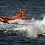 Imagen de archivo de una lancha de Salvamento Marítimo, durante un operativo de búsqueda montado en la inmediaciones de la Playa del Orzán, en A Coruña