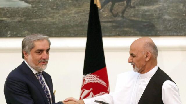 El candidato Absullah Abdullah saluda el presidente electo, Ashraf Ghani, a la derecha, hoy en Kabul.