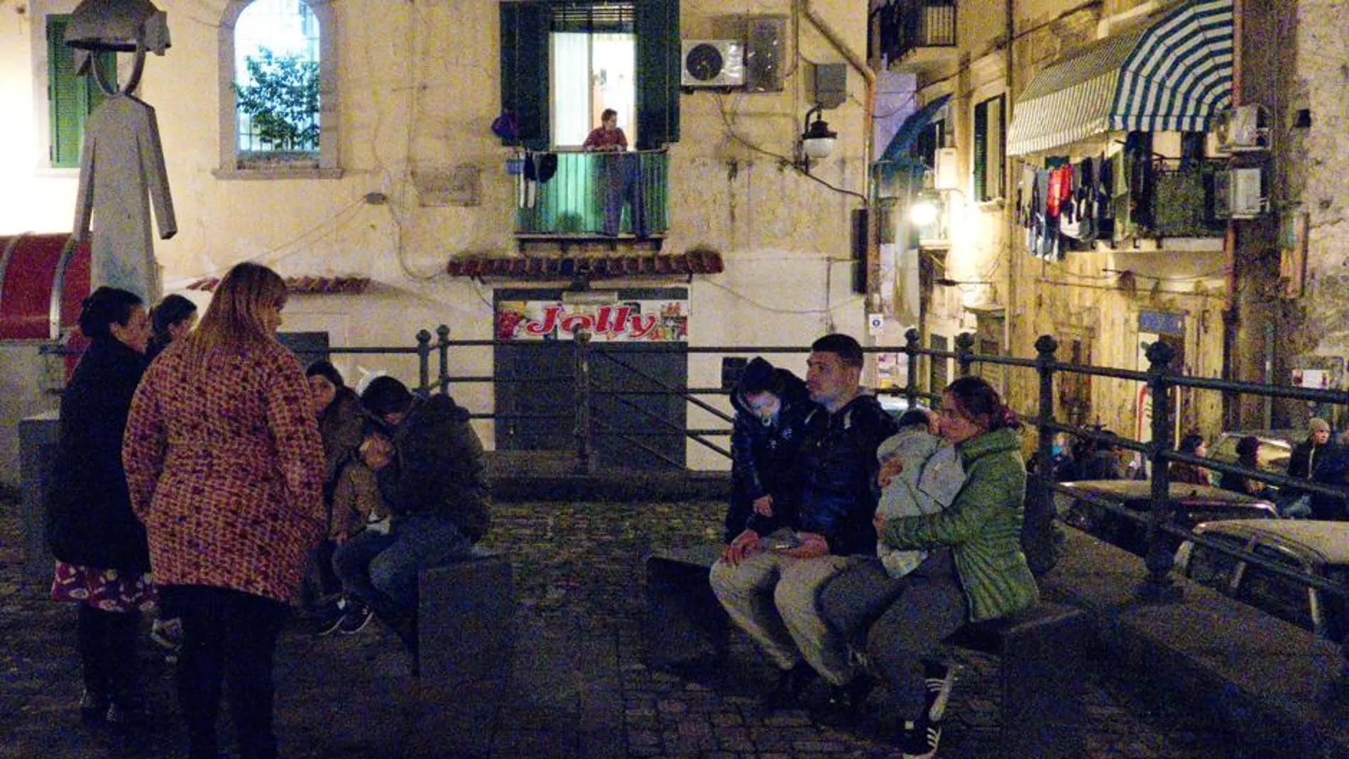 Ciudadanos de Campania, en la calle, ante el temor a réplicas del terremoto