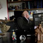 Hawking, fotografiado en su despacho en la Universidad de Cambridge, en diciembre de 2011