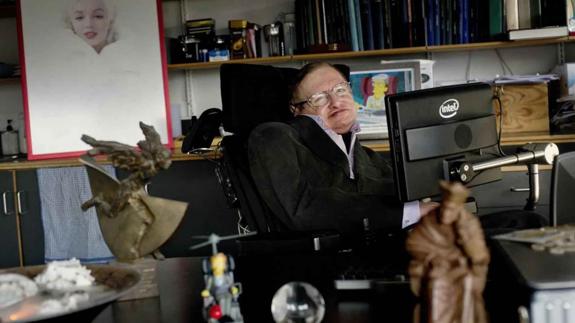 Hawking, fotografiado en su despacho en la Universidad de Cambridge, en diciembre de 2011