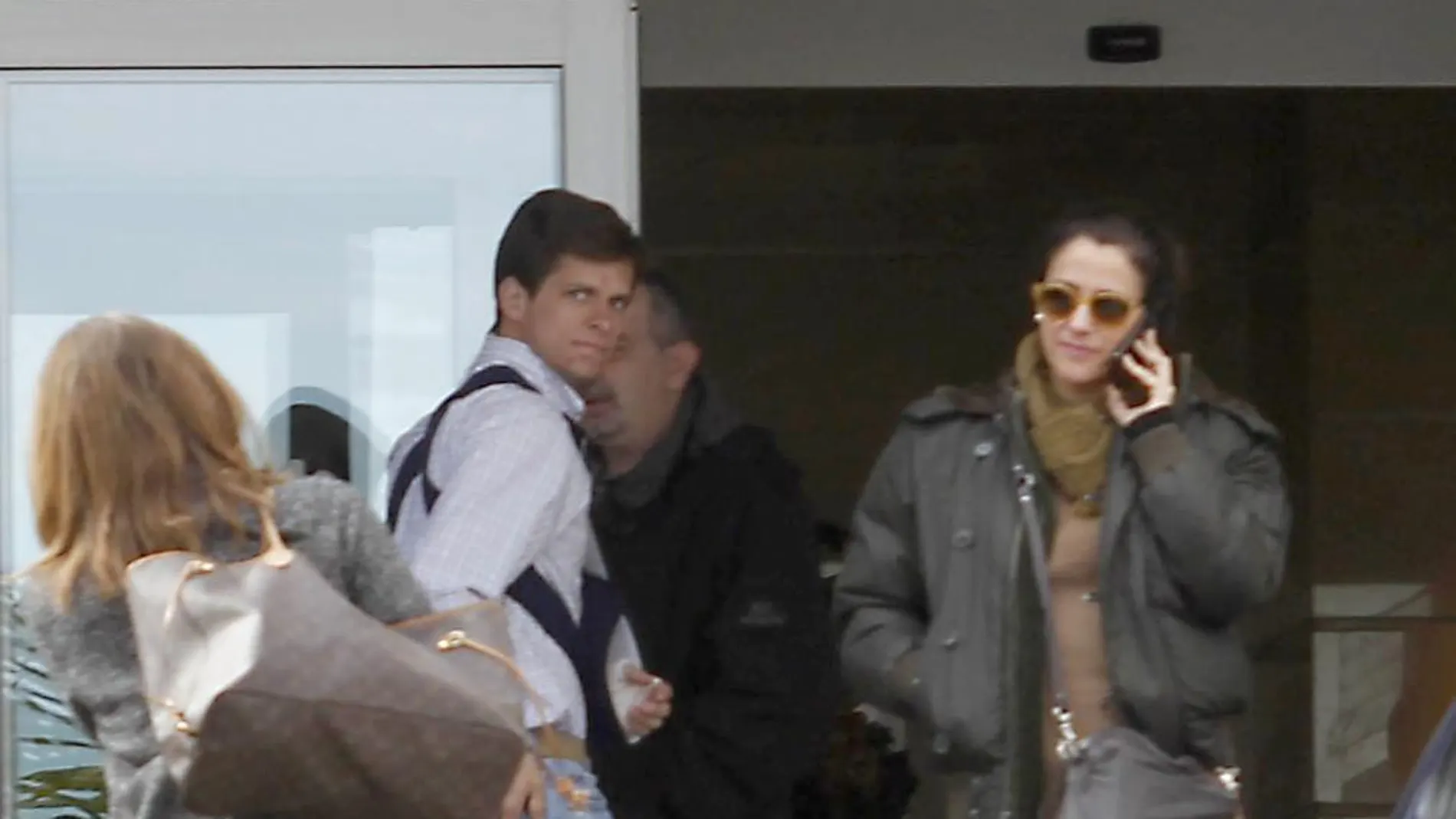 El Juli y su mujer Rosario a la entrada del hospital, ayer en Madrid