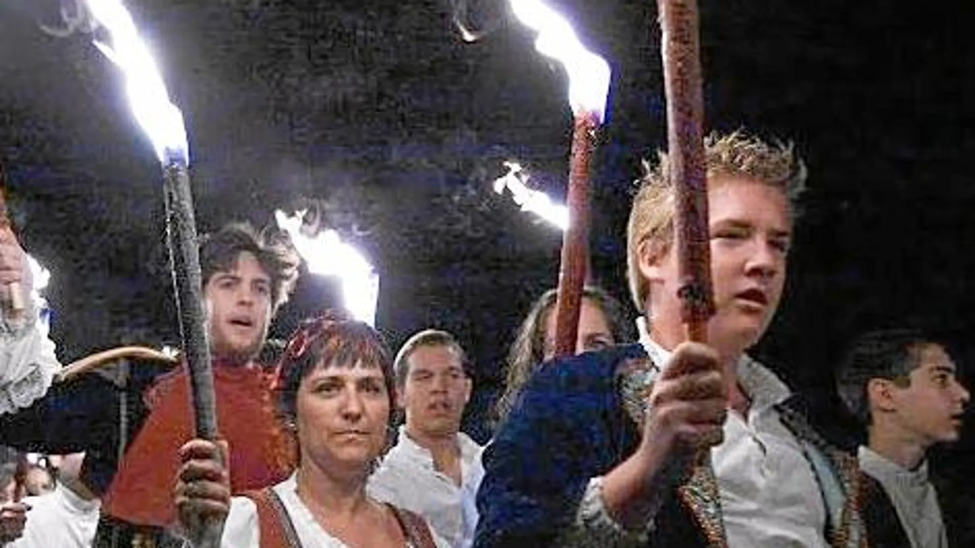 Los ciudadanos recuerdan, con una representación por todo el municipio, la toma de la Casa de Godoy como símbolo de la sublevación contra el primer ministro de Carlos IV